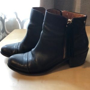 Pikolinos black leather ankle boots